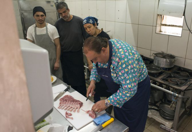 O chef e apresentador Erik Jacquin ensina o preparo do vitelo à milanesa, que integra o novo cardápio do restaurante. Foto: Carlos Reinis/Divulgação