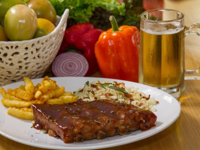 Um dos pratos rápidos é o BBQ Johnny Ribs (R$ 32,90), acompanhado de arroz com bacon e ovos e molho barbecue e servido no almoço executivo de quinta-feira. (foto: divulgação)