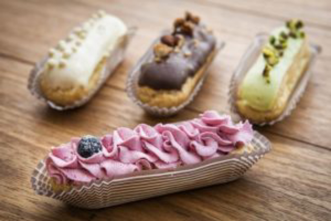 Há seis sabores de ecláir: blueberry, baunilha, chocolate branco, pistache, chocolate e caramelo com amêndoas. Foto: Letícia Akemi/Gazeta do Povo