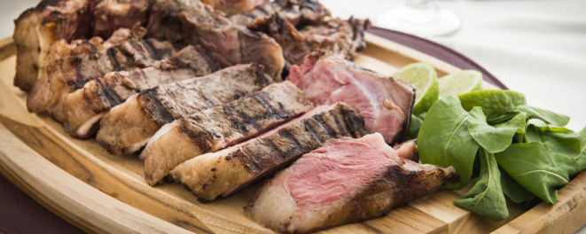 Bistecca alla fiorentina da Osteria Capitolina, em Curitiba. Foto: Letícia Akemi/Gazeta do Povo.