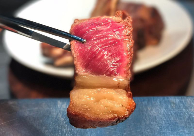 Detalhe do ponto da picanha de wagyu servida no prato degustação da Bull Prime. Foto: Grasilei Félix/Divulgação.