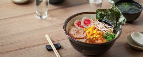 Curitiba ganha “ramen bar” contemporâneo com almoço executivo, drinks e petiscos