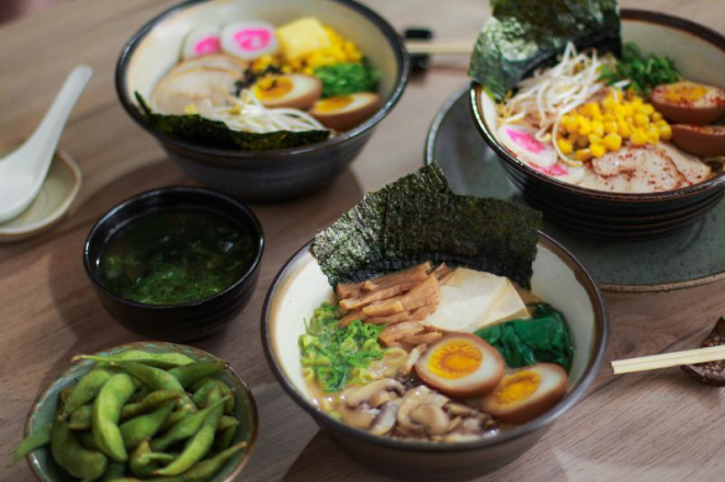 Prato tipicamente japonês tem macarrão e caldo como base e diversos acompanhamentos. Foto: Divulgação.