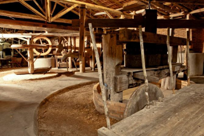 O Samburá tem o próprio engenho de farinha no restaurante, ainda em funcionamento. De junho a agosto, a casa faz parte das “farinhadas” promovidas no bairro.  Foto: Divulgação