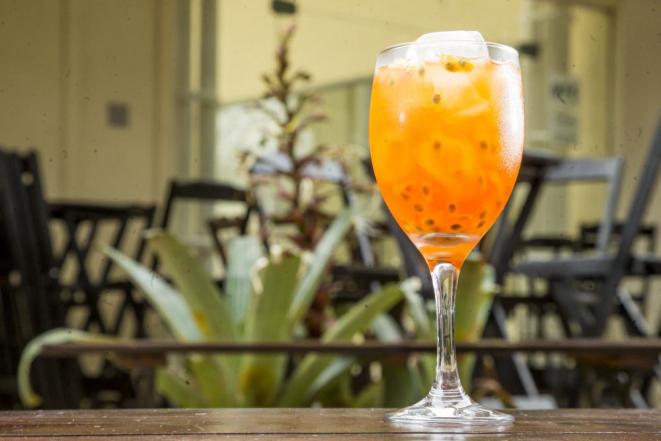 Entre as releituras da carta de drinks do Sí está o Aperol Spritz que leva maracujá ao invés de laranja (R$ 18). Foto: Hugo Harada/Gazeta do Povo