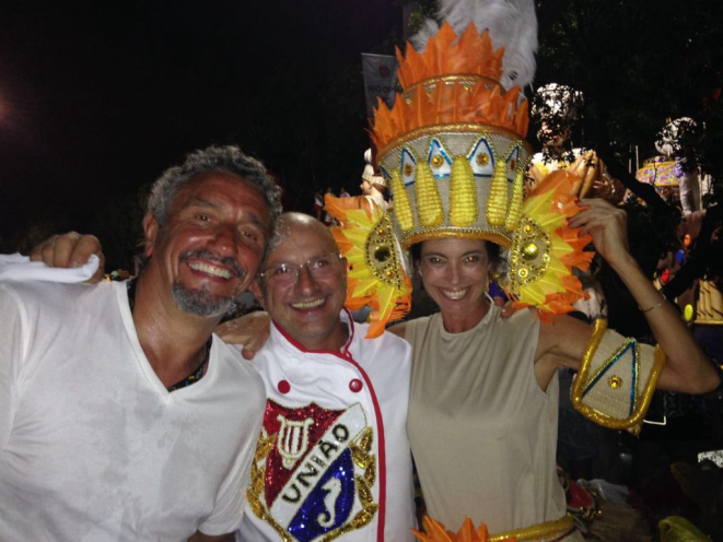 Emmanuel Bassoleil, Celso e a esposa, Cristiane Nickel Freire, que também desfilou. A filha do casal, a chef Gabriela Freire, também estava presente na avenida (Foto: Gabriela Freire)