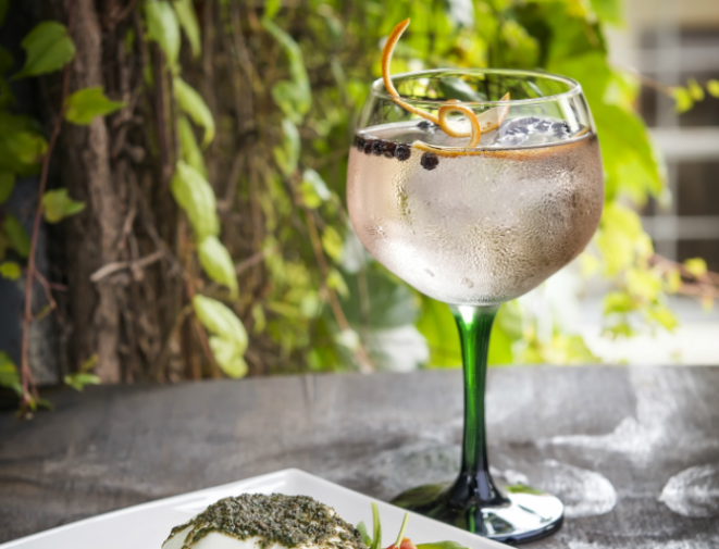 Rose Quartz Gin Tonic do bartender Diego Bastos. Foto: Letícia Akemi / Gazeta do Povo