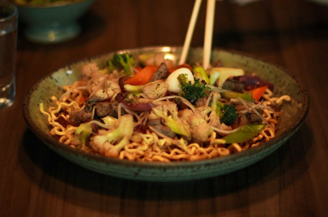 No almoço, o Oishi serve opções de Teishoku, o "prato executivo" japonês, que pode ser servido com Yakissoba. Foto: Divulgação.