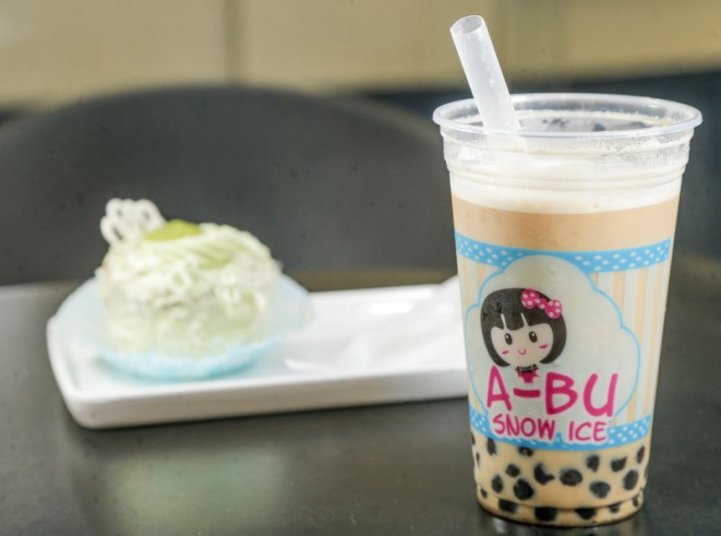 Mini bolo de chá verde e bubble tea de chá preto, creamer e pérolas de tapioca.  Foto: Hugo Harada/Gazeta do Povo.