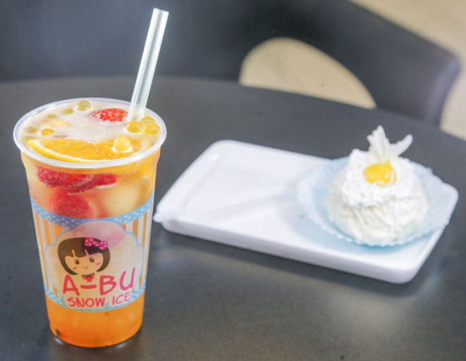 Chá de frutas com poppings de maracujá e mini bolo de custad, creme de ovos. Foto: Hugo Harada/Gazeta do Povo.