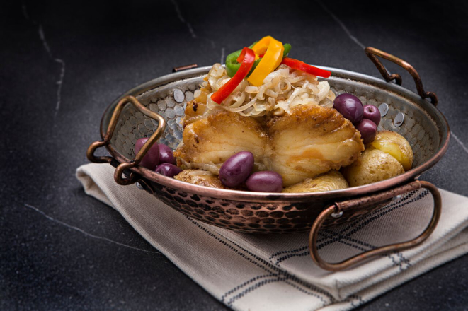 Bacalhau à Lagareiro feito por Amélia Ferreira Terçarolli, da Mercearia do Português. Foto: Alexandre Mazzo/Gazeta do Povo