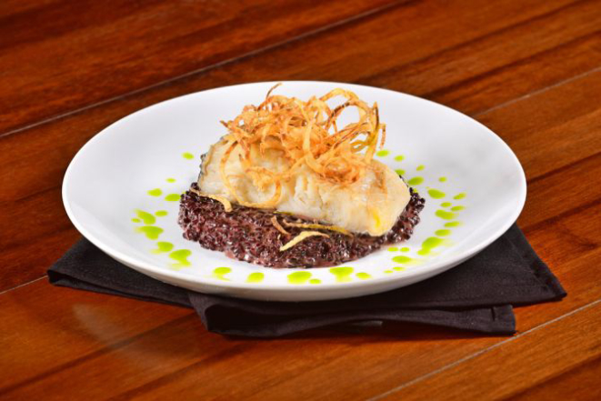 Bacalhau  confitado com arroz negro, prato do Bobardi. Foto: Divulgação