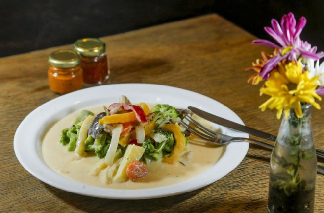 Vegan Thai: cenoura, brócolis, cebola, abobrinha, shitake, curry verde, leite de coco, coentro e alho crocante. Foto: Hugo Harada/Gazeta do Povo.