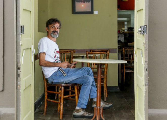 Robert Amorim no Café do Teatro, onde serve risotos todas as quintas-feiras junto com apresentações musicais. Foto: Hugo Harada/Gazeta do Povo.