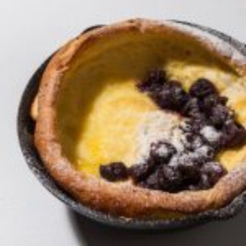 Panqueca “Dutch Baby” com cerejas