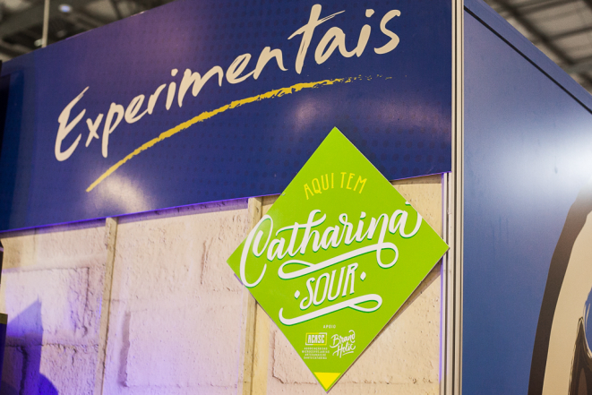 Placa anuncia estandes que tem Catharina Sour, tendência que pode virar o 1º estilo brasileiro, no Festival Brasileiro da Cerveja 2018. Foto: Karine Kuromiya