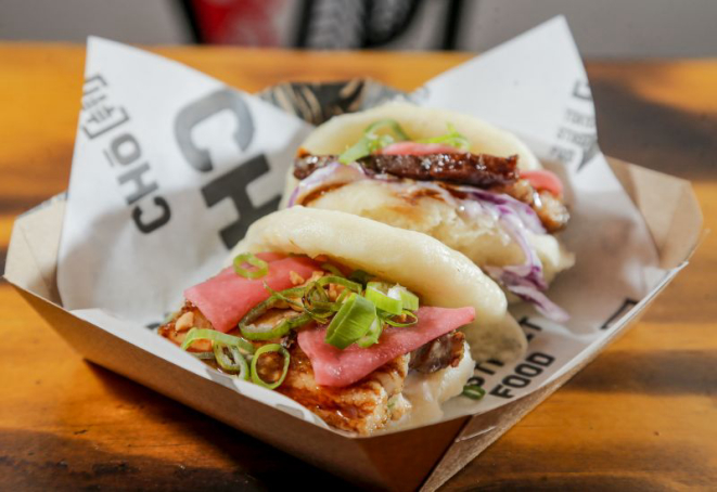 Bao de Porco (barriga de porco, picles de rabanete, maionese com repolho roxo e cebolinha - R$ 19)