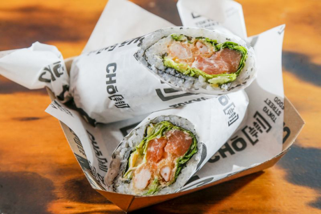 Sushibomb Shrimpado (salmão cru, camarão empanado, alface e cream cheese - R$ 28)