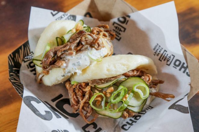 Bao de Costela (costela bovina desfiada, com picles, maionese temperada e cebolinha - R$ 18). Foto: Hugo Harada/Gazeta do Povo.