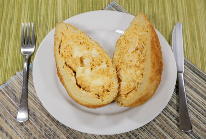 Coxinha em formato de ovo de Pascoa com recheio de frango com catupiry. Massa fina e muito recheio. Foto: Hugo Harada/Gazeta do Povo.