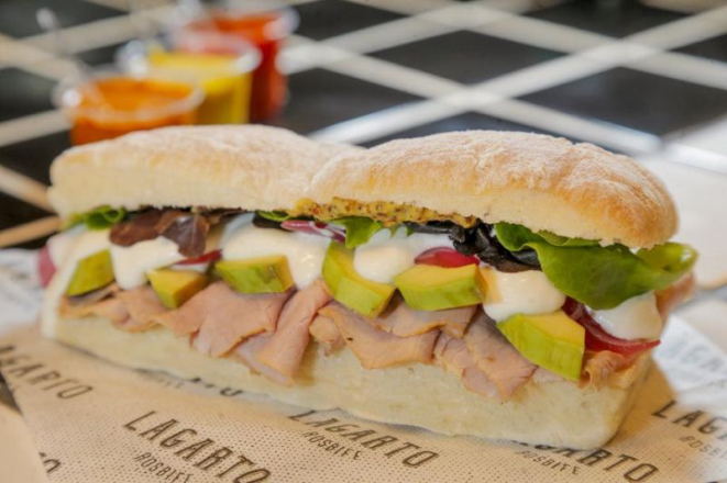 Sanduíche Camaleão, com lâminas de avocado, sour cream, mostarda dijon, picles de cebola roxa e mini alface no pão ciabatta. Foto: Hugo Harada/Gazeta do Povo.