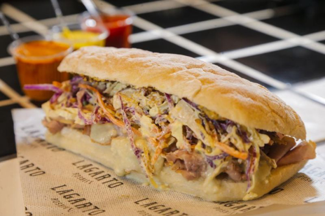 Sanduíche Lagarto, que é feito no pão ciabatta com gorgonzola picante, coleslaw (salada de repolho roxo) com batata palha e mostarda dijon. Foto: Hugo Harada/Gazeta do Povo.