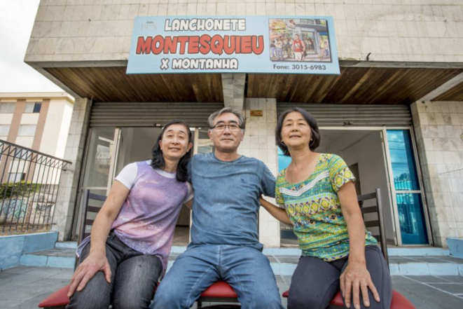 Da esquerda para a direita: os irmãos Emília, Álvaro e Geni Ota comandam a Lanchonete Montesquieu. Foto: Hugo Harada/Gazeta do Povo.