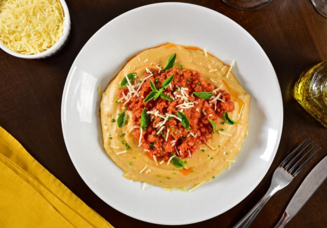 Polenta cremosa com ragu de linguiça. Foto: Divulgação.