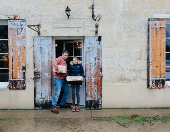 Jean-Claude Desmarty e sua filha Charlotte no Clos St. André em Pomerol. Foto: Alex Cretey-Systermans/The New York Times.