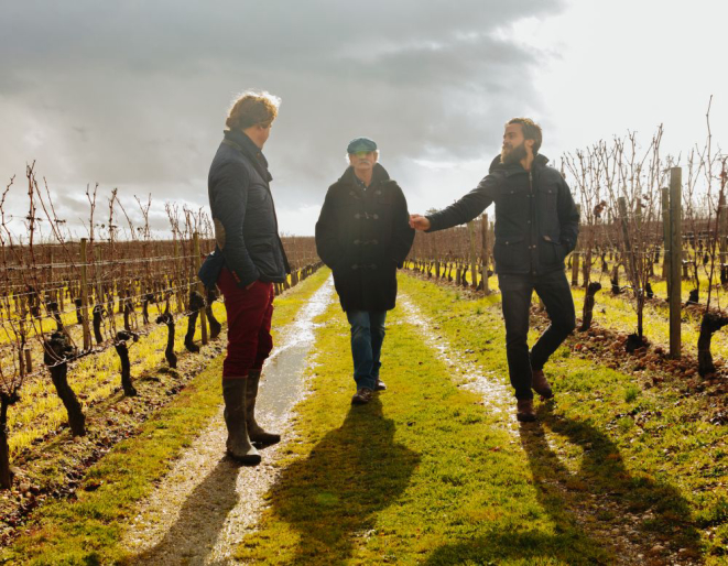 Esq. Baptiste Guinaudeau, seu pai Jacques, e Omri Ram no Chateau Lafleur em Pomerol, França. Alex Cretey-Systermans/The New York Times.