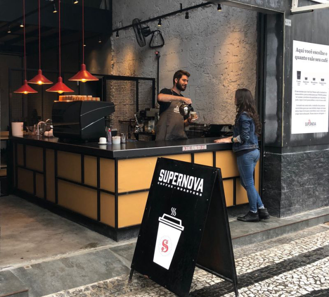 No Supernova Coffee Hub, o cliente pede o café no balcão e decide quanto irá pagar. Foto: Divulgação.