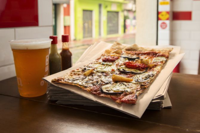 Pizza de legumes servida na miniloja do Pizza, na Rua São Francisco, que fica lotada nos fins de semana à noite. 