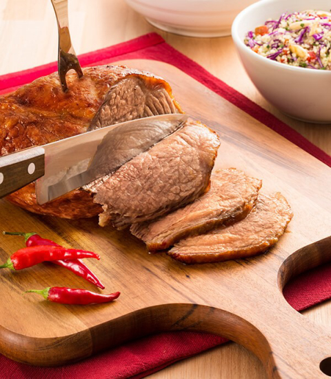 Churrasco de cupim no vinho com salada colorida de cuscuz marroquino