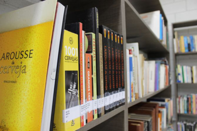 Uma relação de livros sobre a cultura cervejeira está reunida na biblioteca da Escola Superior de Cerveja e Malte, com sede em Blumenau. Foto: ESCM/Reprodução