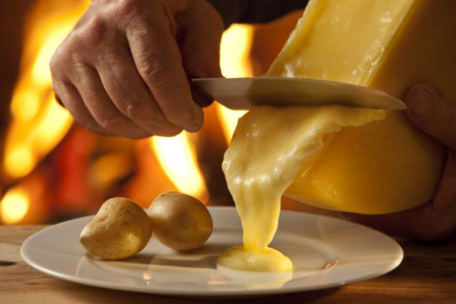 O Chalet Suisse serve a receita original da raclette. Foto: Divulgação