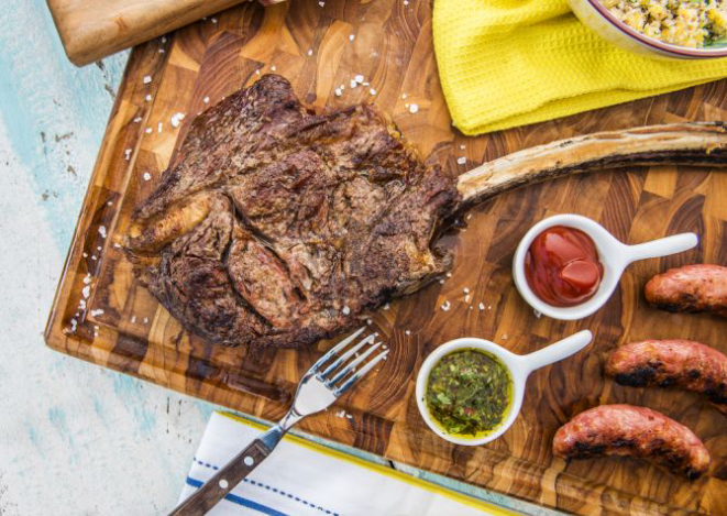 A Reação de Maillard ocorre nas carnes quando submetidas a temperaturas de 120 graus C ou mais. O resultado é a coloração de dourado a marrom e a acentuação do gosto umami . Foto: Letícia Akemi/Gazeta do Povo