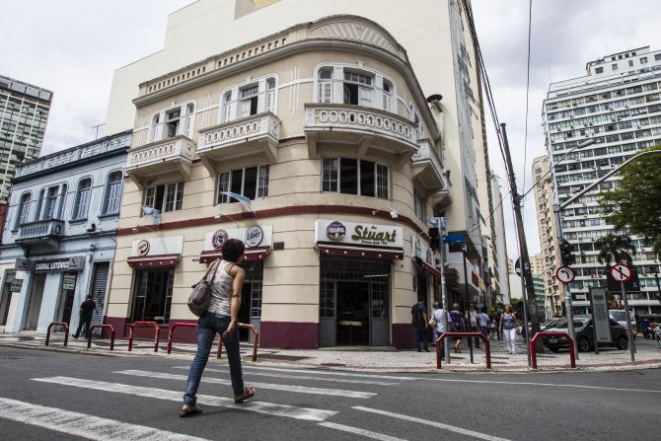 Fachada do Stuart Bar, que funciona no mesmo endereço desde 1954. Foto: Brunno Covello/Arquivo Gazeta do Povo