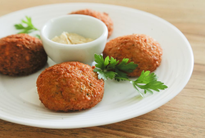 Falafel, bolinho frito de grão de bico. Foto: Hugo Harada/Gazeta do Povo.