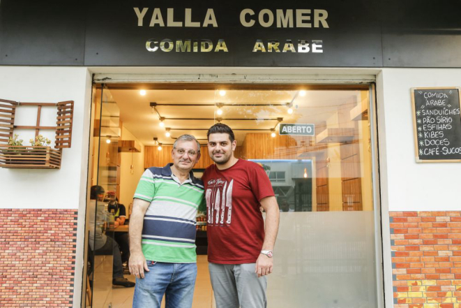 O empresário e cozinheiro Ibrahim Kanjo, 56, e o filho Ayham, 27, comandam o Yalla Comer. Foto: Hugo Harada/Gazeta do Povo.