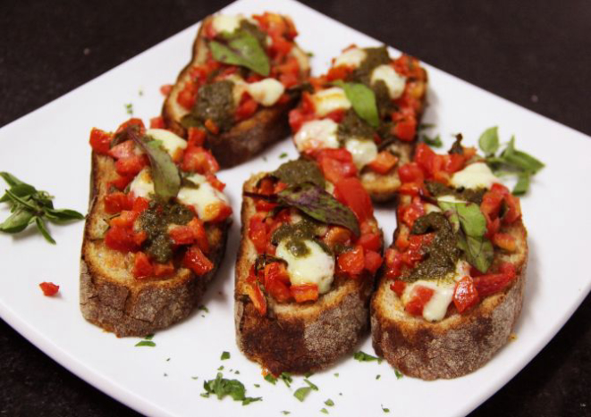 Bruschetta caprese do Volta ao Mundo é uma das opções de entradas para compartilhar no jantar. Foto: Divulgação