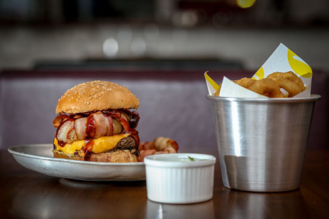 Hamburguerias comemoram o Dia do Hambúrguer com double e descontos