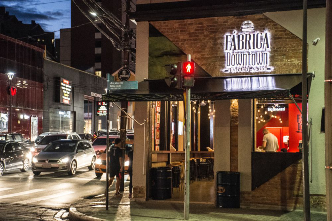 Hamburgueria Fábrica Downtown, no Batel. Nay Klym/Gazeta do Povo.