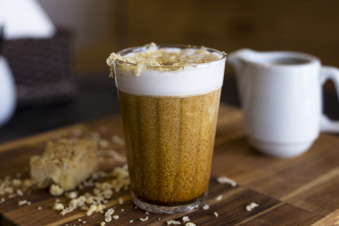 Castanha e Rapadura: leite de castanha do Pará vaporizado, raspa de rapadura de laranja uma dose de espresso. Acompanha um amanteigado de castanha (R$ 13).<br>