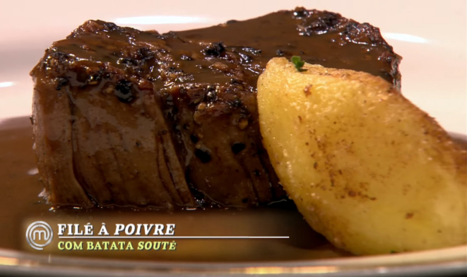 Filé au poivre com batata sauté executado por Maria Antônia. Imagem: Reprodução/Band