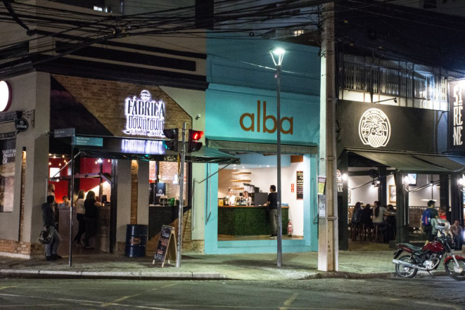 Esquina da Avenida Vicente Machado com Rua Des. Motta, no Batel, reúne alguns empreendimentos gastronômicos. Foto: Nay Klym/Gazeta do Povo.