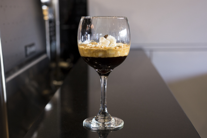 Irish American Coffee: naked espresso, essência de amaretto, 30ml de Jack Daniel’s e chantilly (R$ 18)