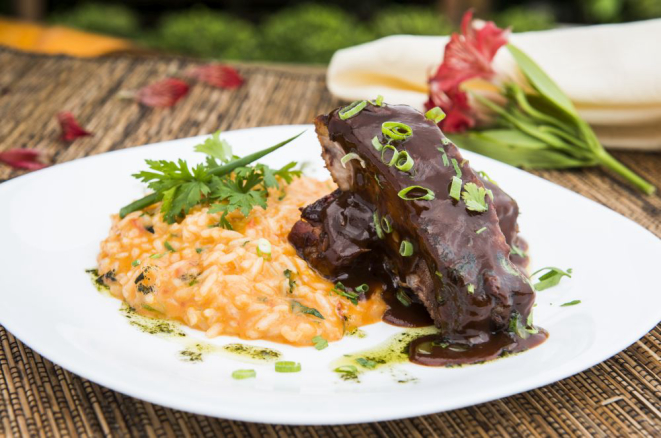 Risoto ao molho pomodoro com costelinha barbecue do Pacifique em Curitiba. Foto: Letícia Akemi/Gazeta do Povo.