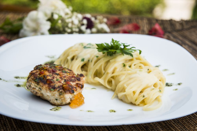 Frango ko tao (receita tailandesa) com spaghetti ao creme de limão siciliano. Foto: Letícia Akemi/Gazeta do Povo.