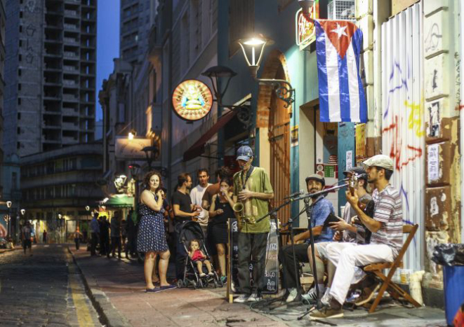 A partir da abertura dos bares próximos à Praça de Bolso do Ciclista, a Rua São Francisco passou a ser frequentada mais à noite que de dia. Foto: Daniel Castellano/Arquivo Gazeta do Povo