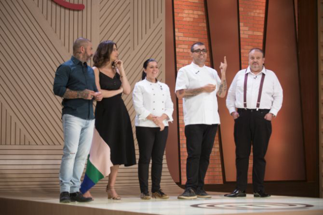 Os jurados Henrique Fogaça. Paola Carosella e Erick Jacquin com os chefs convidados Janaína e Jefferson Rueda. Foto: Carlos Reinis/Divulgação